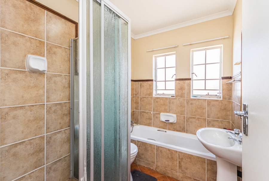 2 Bedroom Property for Sale in Die Hoewes Gauteng