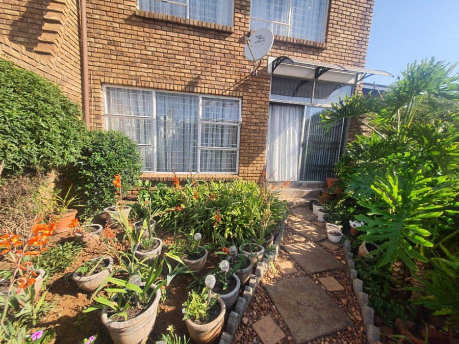 3 Bedroom Property for Sale in Flora Gardens Gauteng