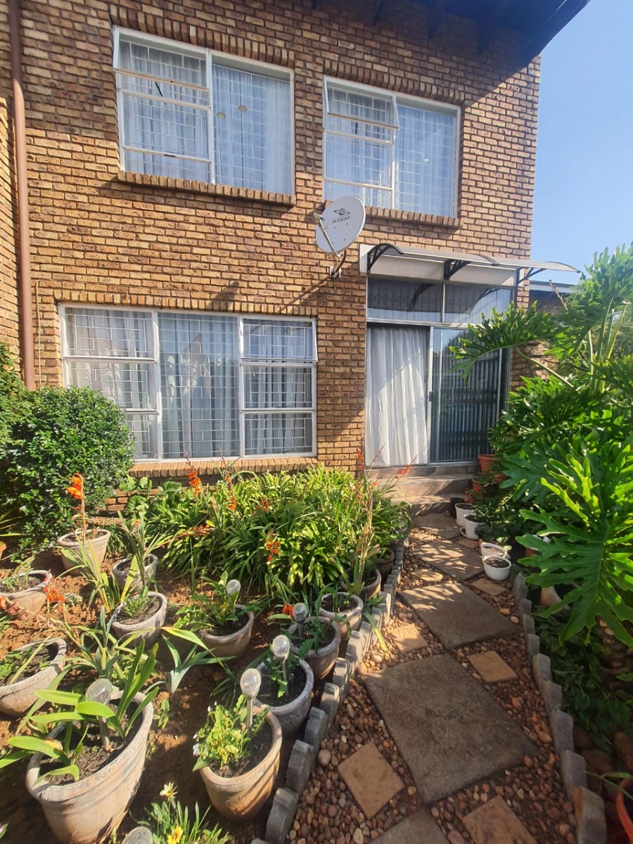 3 Bedroom Property for Sale in Flora Gardens Gauteng