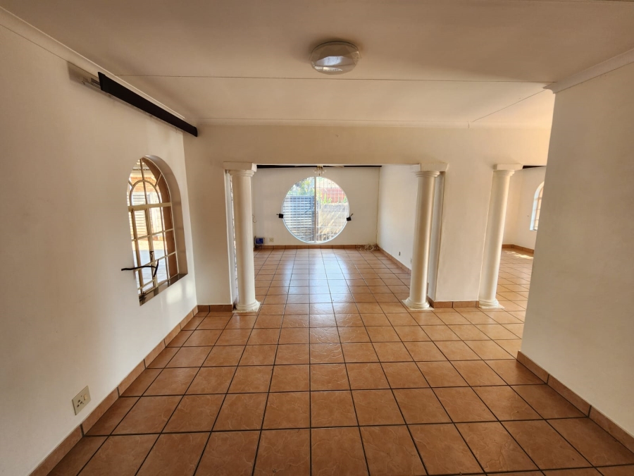 5 Bedroom Property for Sale in Wierda Park Gauteng