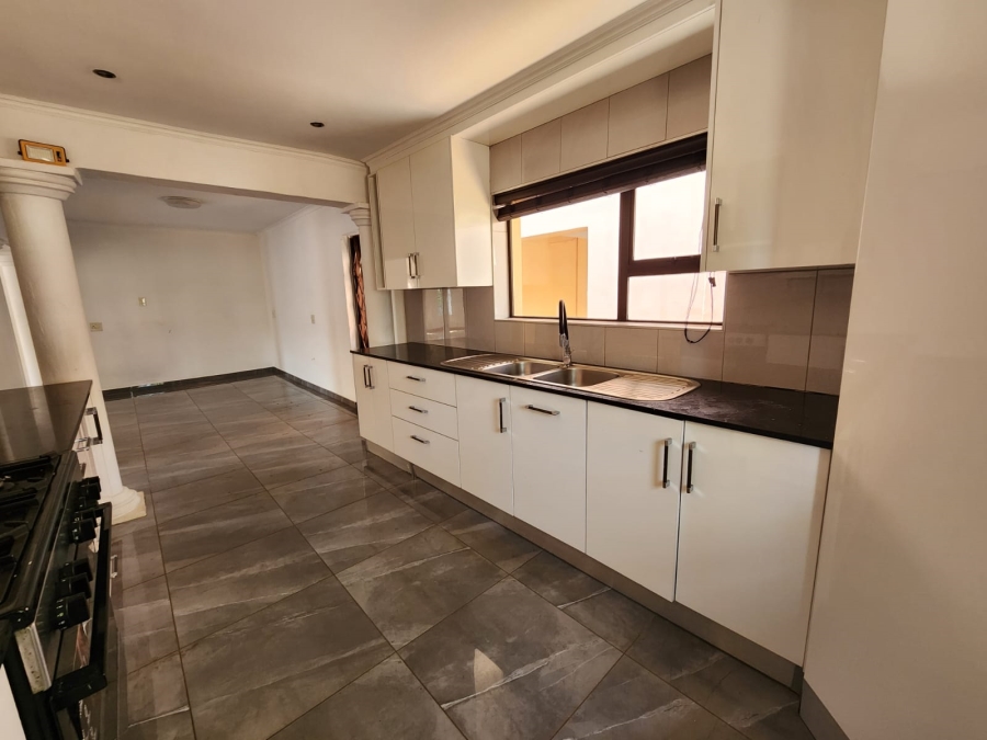 5 Bedroom Property for Sale in Wierda Park Gauteng
