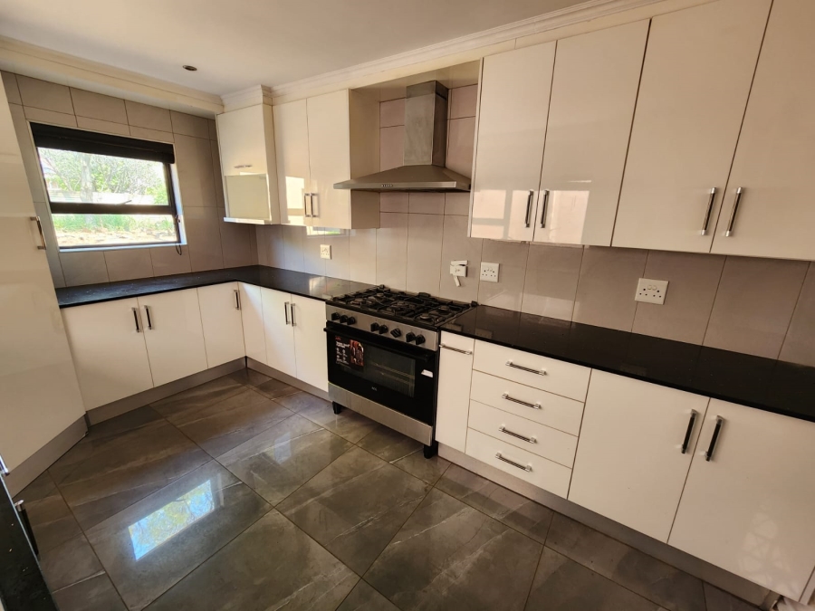5 Bedroom Property for Sale in Wierda Park Gauteng