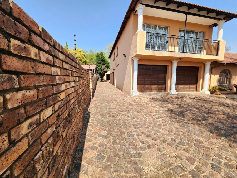 5 Bedroom Property for Sale in Wierda Park Gauteng