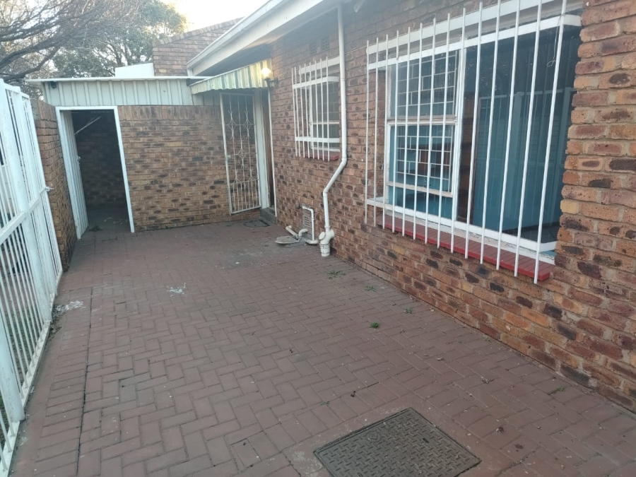 To Let 3 Bedroom Property for Rent in Flora Gardens Gauteng