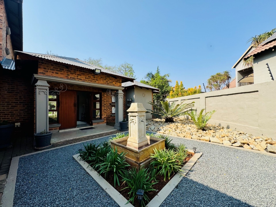 5 Bedroom Property for Sale in Zambezi Country Estate Gauteng
