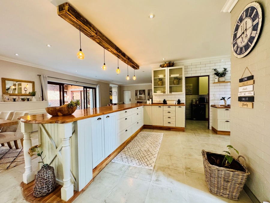 5 Bedroom Property for Sale in Zambezi Country Estate Gauteng