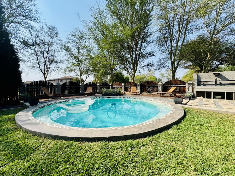 5 Bedroom Property for Sale in Zambezi Country Estate Gauteng