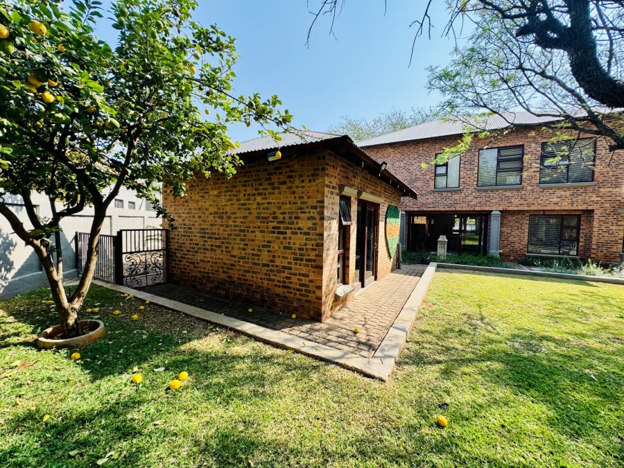 5 Bedroom Property for Sale in Zambezi Country Estate Gauteng