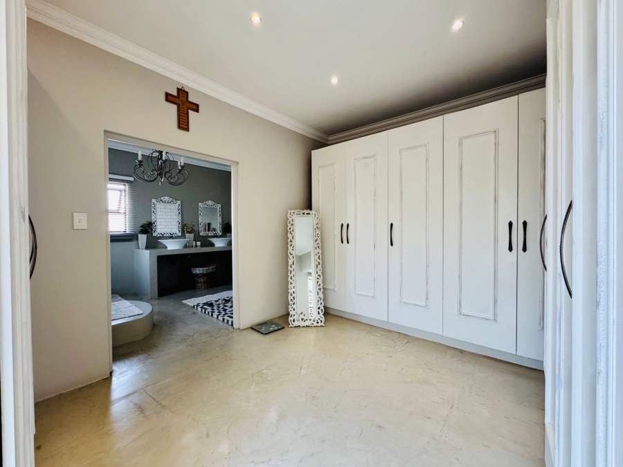 5 Bedroom Property for Sale in Zambezi Country Estate Gauteng