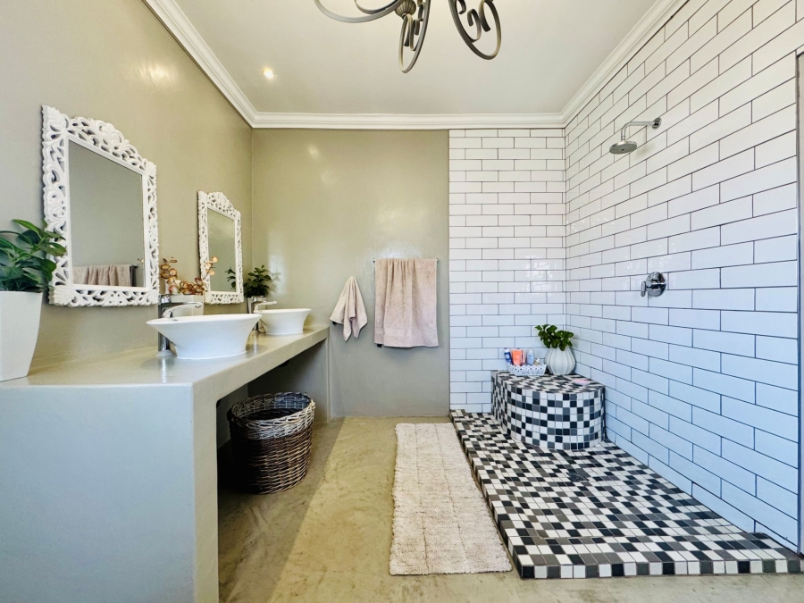 5 Bedroom Property for Sale in Zambezi Country Estate Gauteng