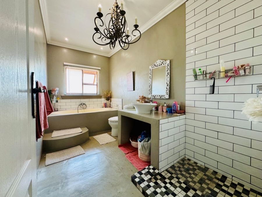 5 Bedroom Property for Sale in Zambezi Country Estate Gauteng