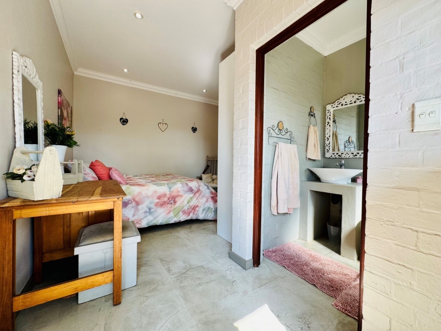 5 Bedroom Property for Sale in Zambezi Country Estate Gauteng
