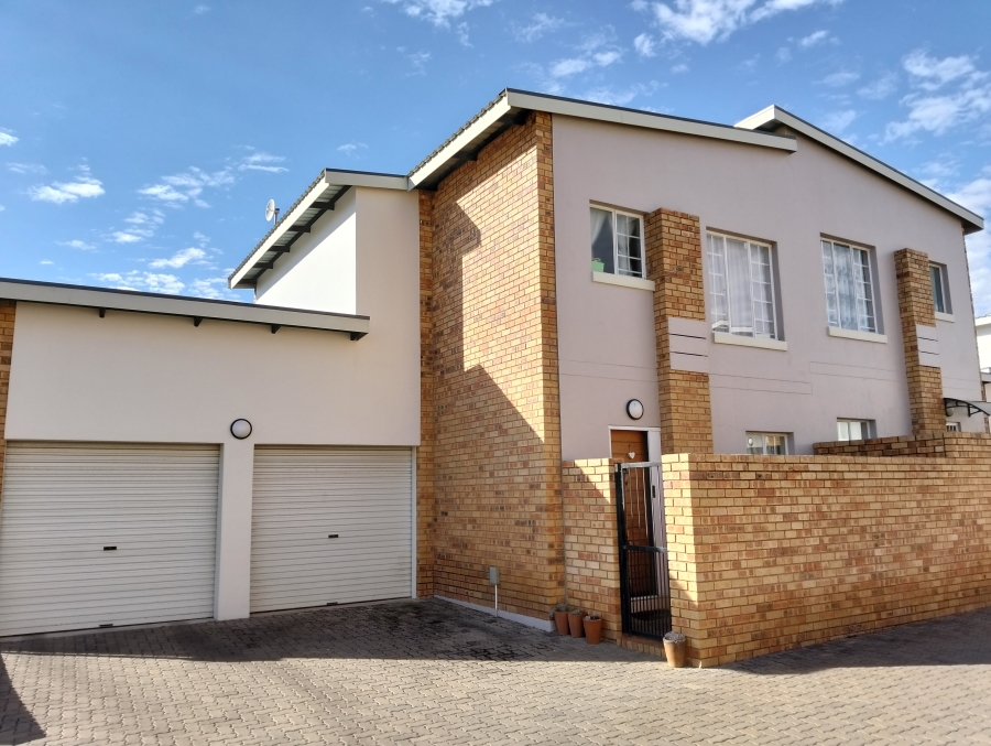 To Let 2 Bedroom Property for Rent in Silver Lakes Gauteng