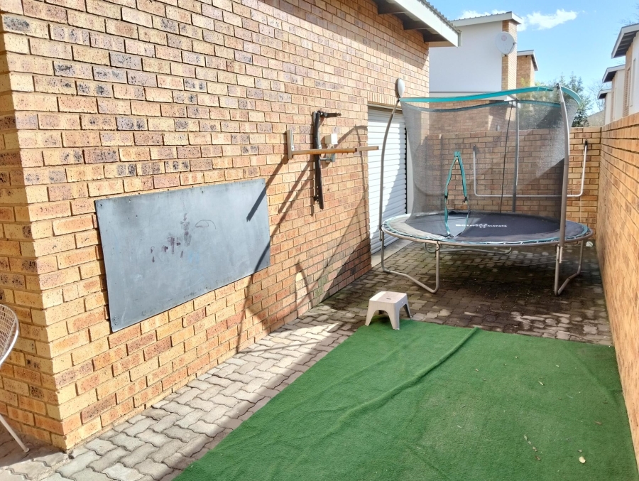 To Let 2 Bedroom Property for Rent in Silver Lakes Gauteng