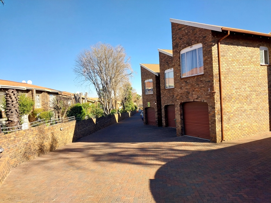 3 Bedroom Property for Sale in Brackendowns Gauteng