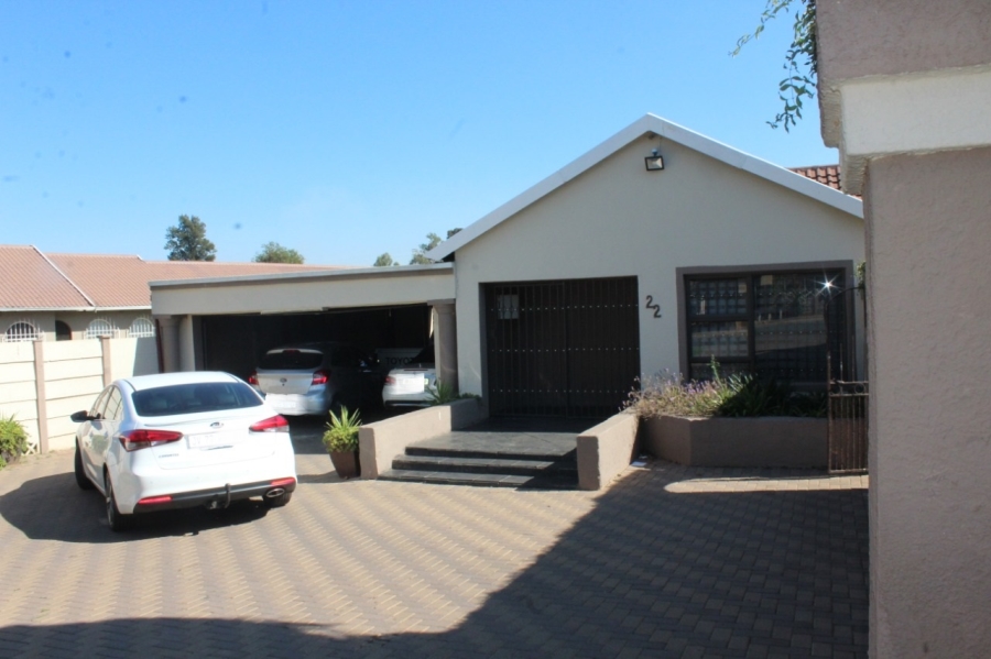 To Let 6 Bedroom Property for Rent in Mayberry Park Gauteng