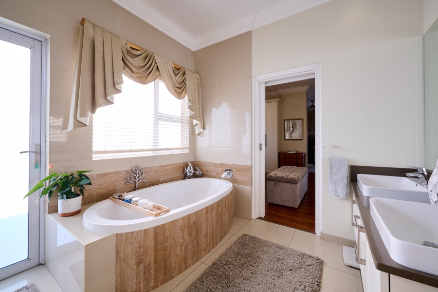 4 Bedroom Property for Sale in Waterfall Country Village Gauteng