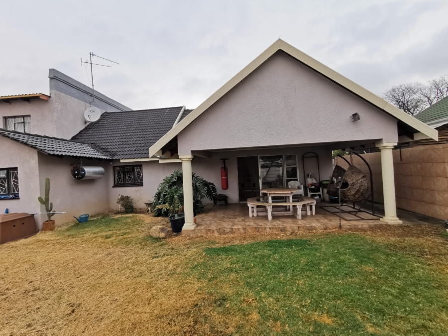 4 Bedroom Property for Sale in General Albertspark Gauteng
