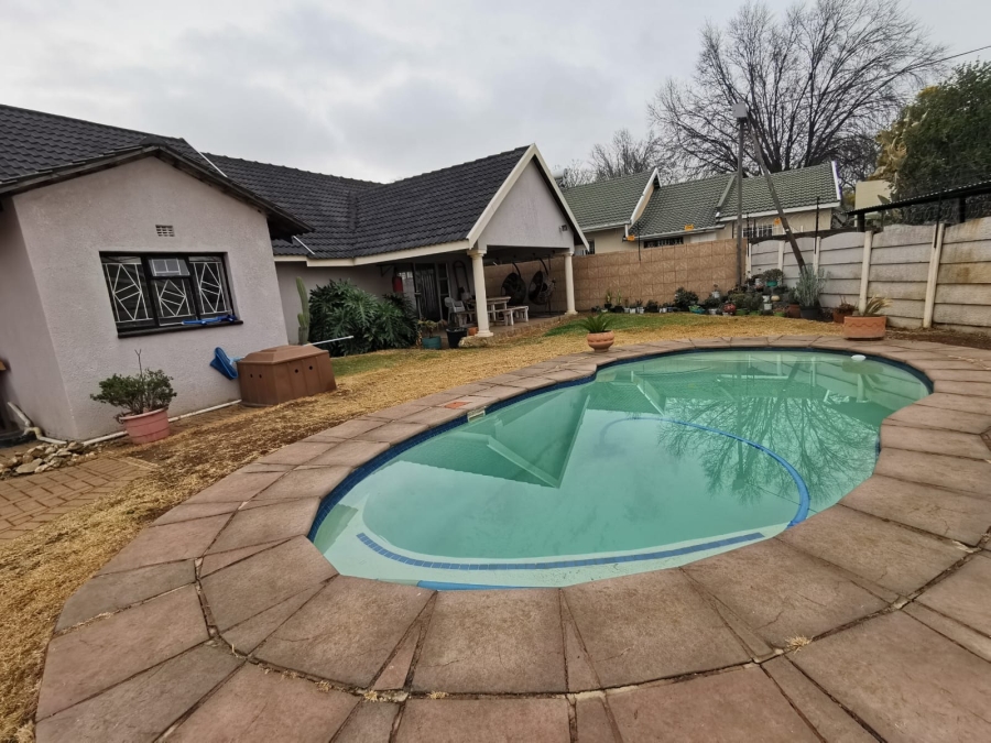 4 Bedroom Property for Sale in General Albertspark Gauteng