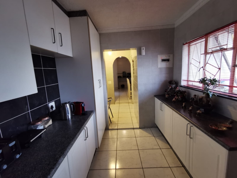 4 Bedroom Property for Sale in General Albertspark Gauteng