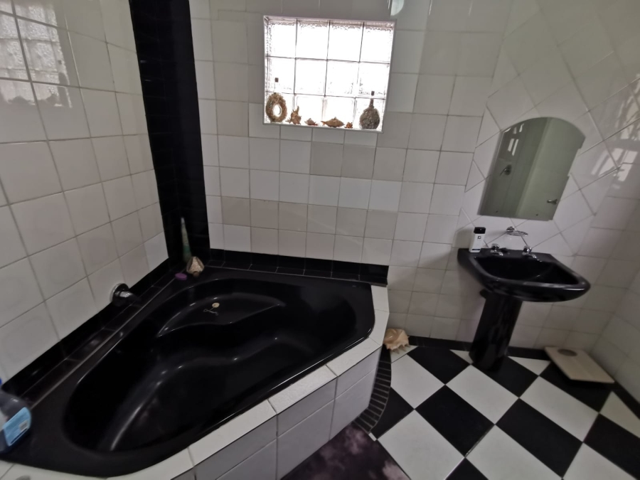 4 Bedroom Property for Sale in General Albertspark Gauteng
