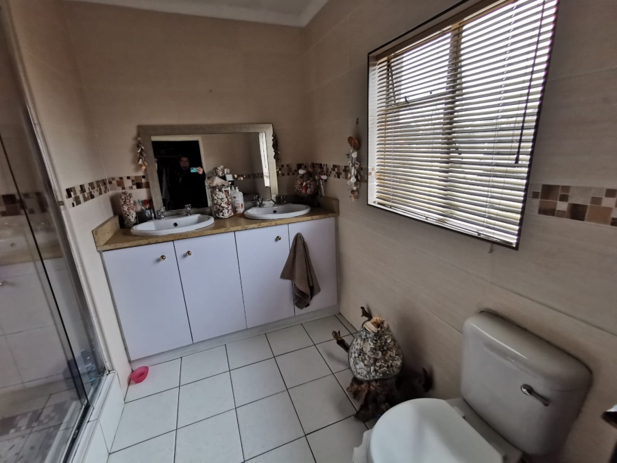 4 Bedroom Property for Sale in General Albertspark Gauteng