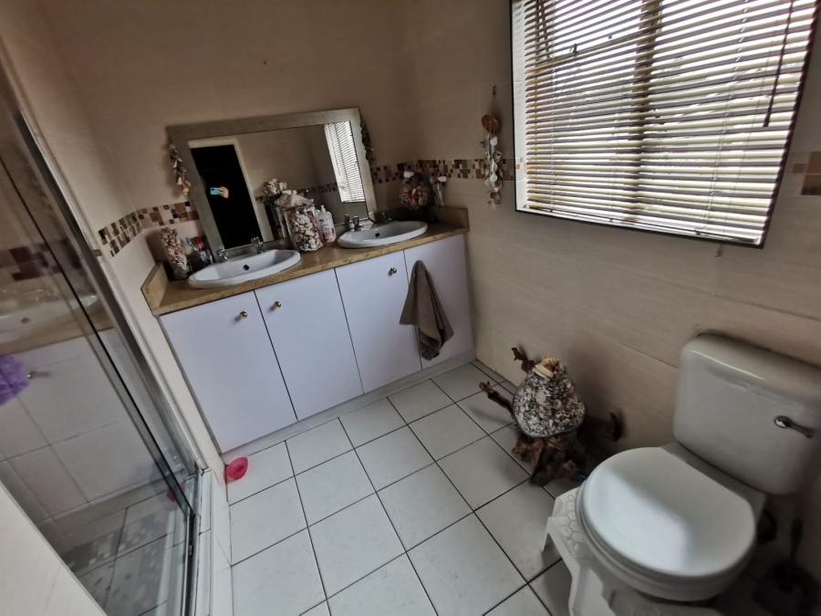 4 Bedroom Property for Sale in General Albertspark Gauteng