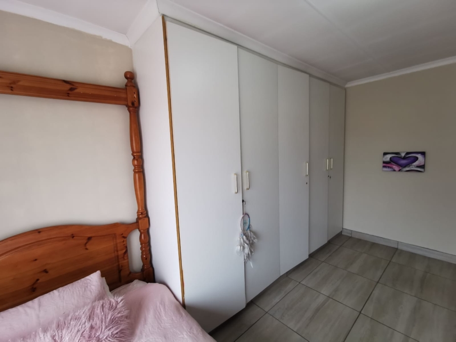 4 Bedroom Property for Sale in General Albertspark Gauteng