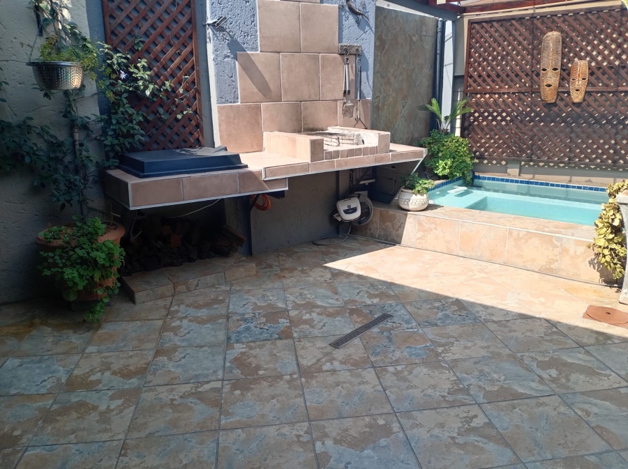 3 Bedroom Property for Sale in Strubenvale Gauteng
