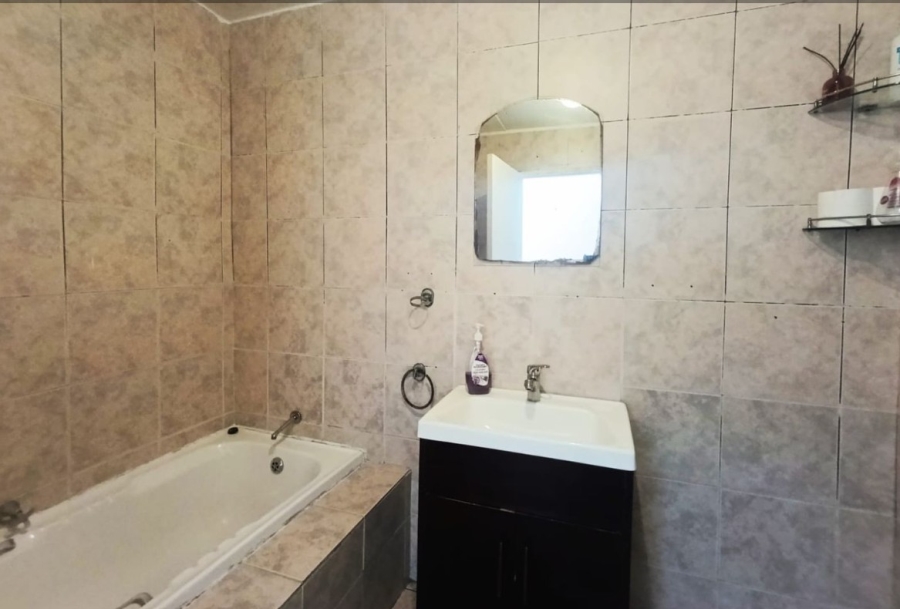 2 Bedroom Property for Sale in Mondeor Gauteng