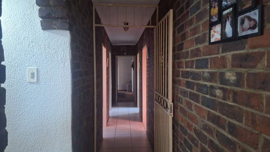 To Let 3 Bedroom Property for Rent in Kenmare Gauteng