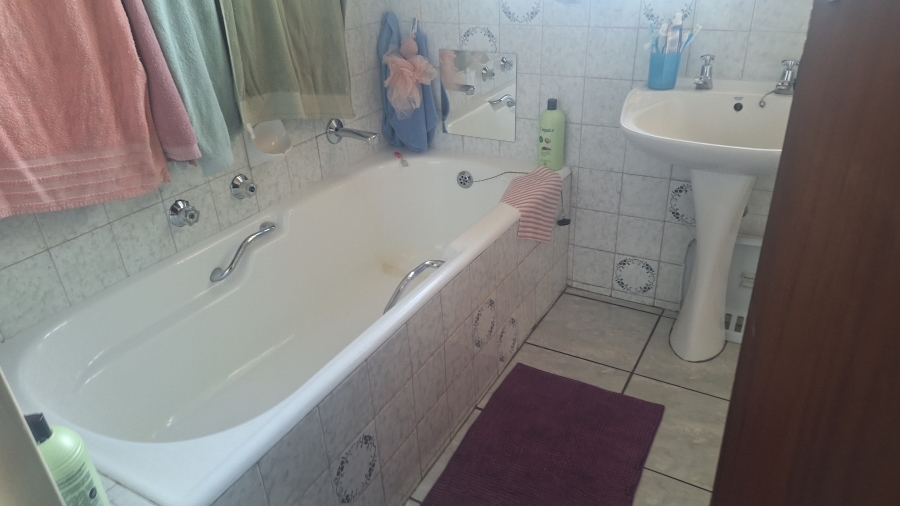 To Let 3 Bedroom Property for Rent in Kenmare Gauteng