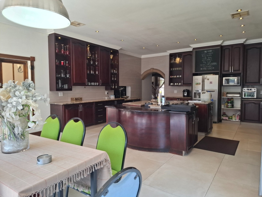 7 Bedroom Property for Sale in Lakefield Gauteng