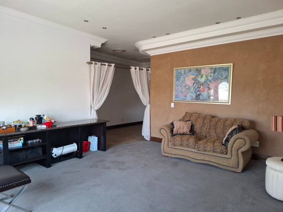 7 Bedroom Property for Sale in Lakefield Gauteng
