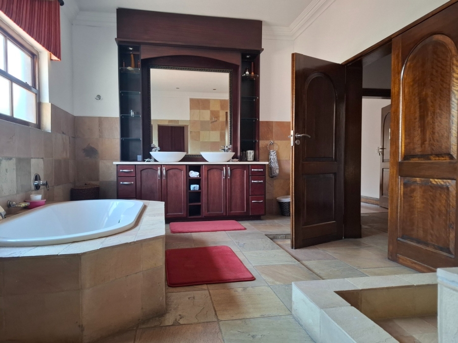 7 Bedroom Property for Sale in Lakefield Gauteng