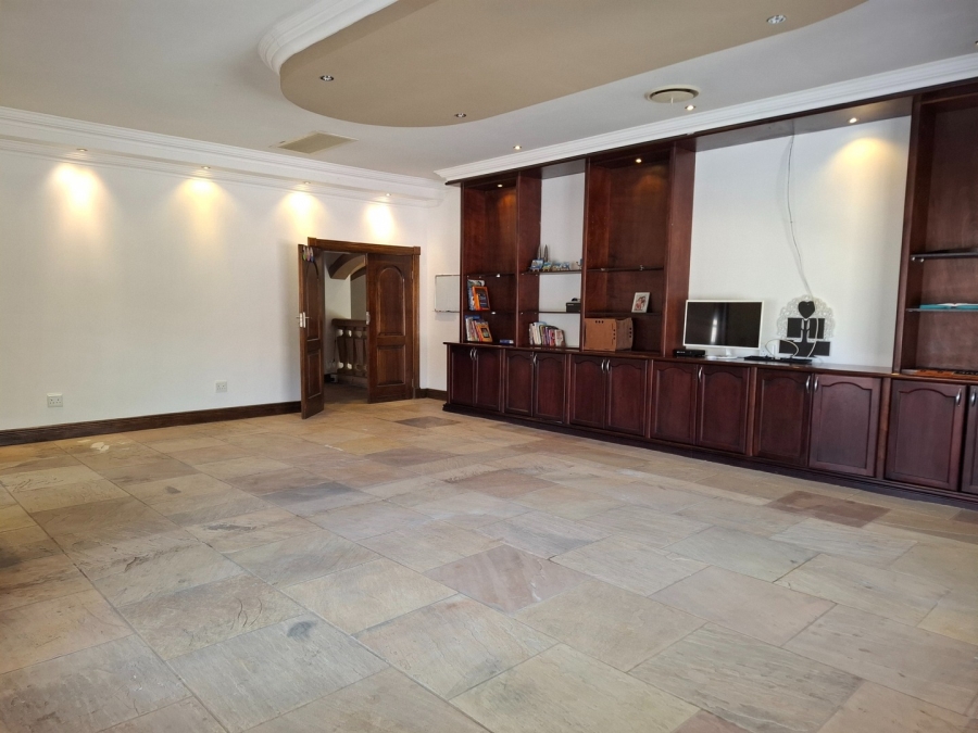 7 Bedroom Property for Sale in Lakefield Gauteng