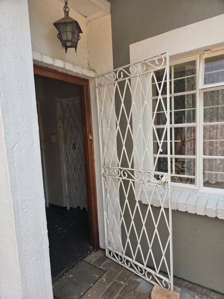 To Let 1 Bedroom Property for Rent in Queenswood Gauteng