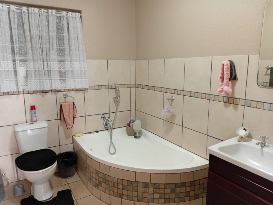 4 Bedroom Property for Sale in Barvallen Gauteng