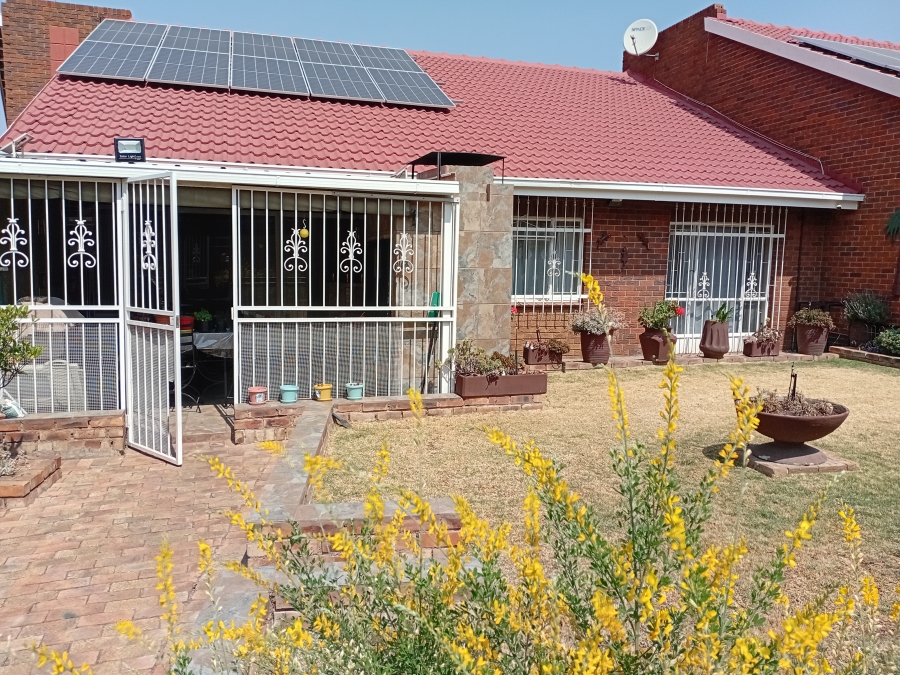 4 Bedroom Property for Sale in Barvallen Gauteng
