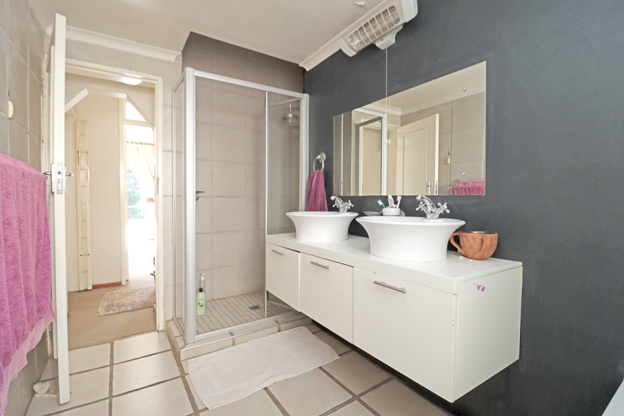 5 Bedroom Property for Sale in Glenhazel Gauteng