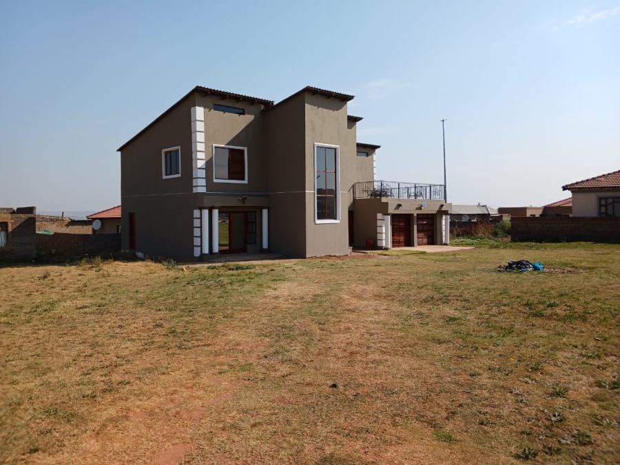 5 Bedroom Property for Sale in Mohlakeng Gauteng