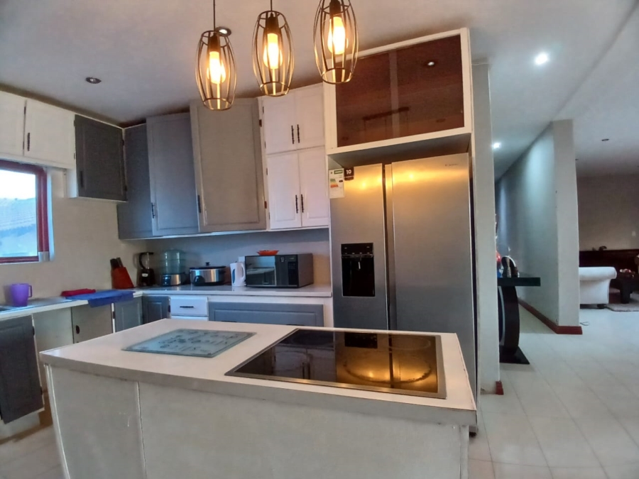 5 Bedroom Property for Sale in Mohlakeng Gauteng