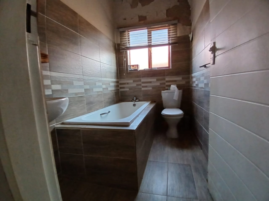 5 Bedroom Property for Sale in Mohlakeng Gauteng
