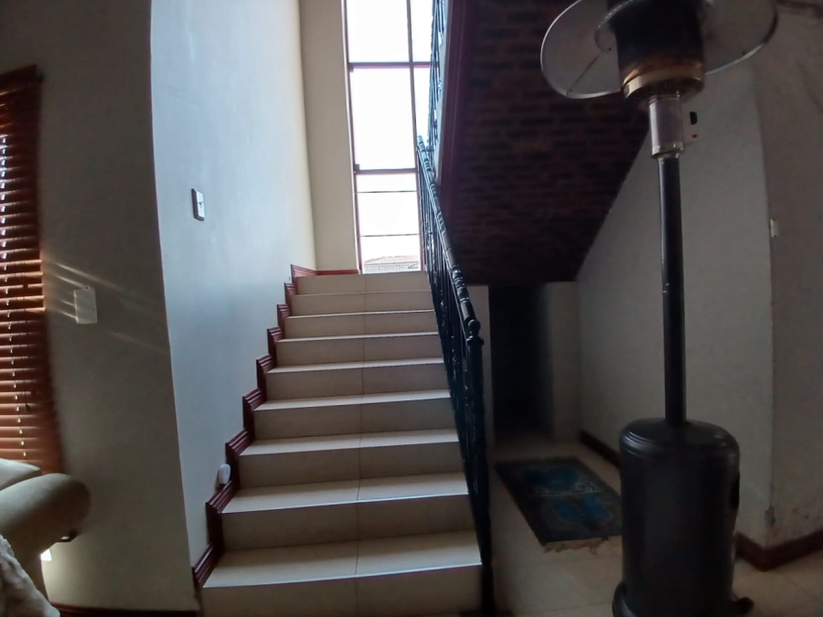5 Bedroom Property for Sale in Mohlakeng Gauteng
