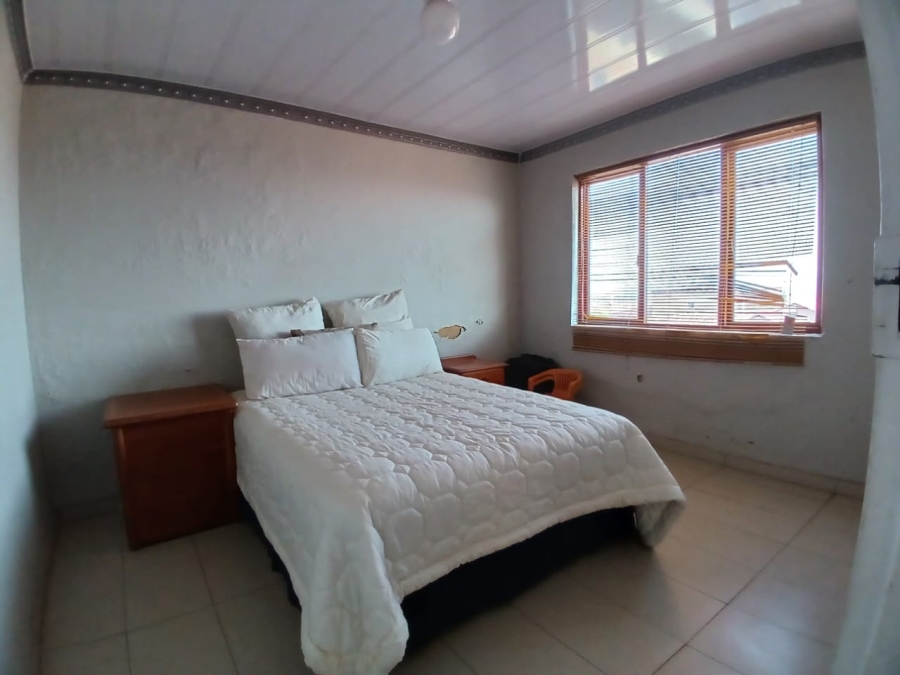 5 Bedroom Property for Sale in Mohlakeng Gauteng