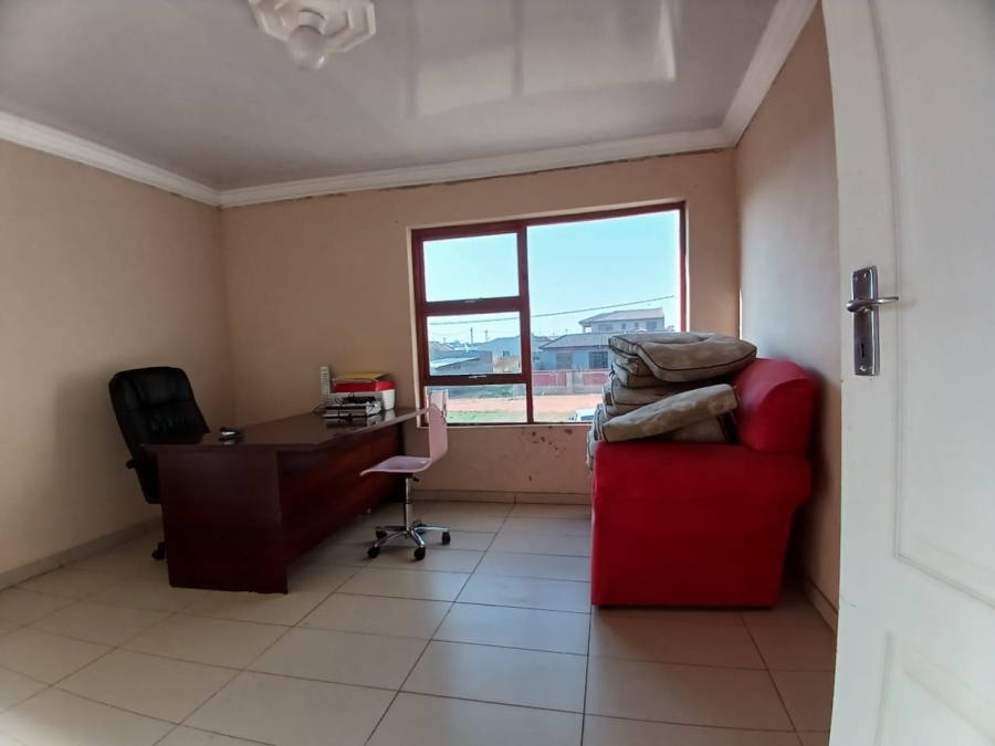 5 Bedroom Property for Sale in Mohlakeng Gauteng