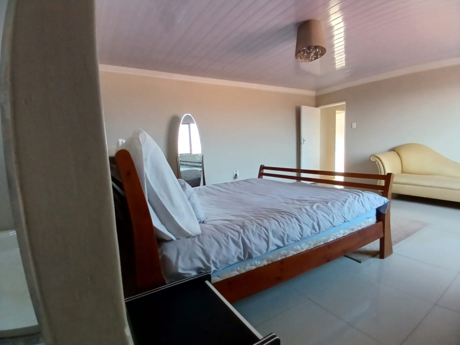 5 Bedroom Property for Sale in Mohlakeng Gauteng