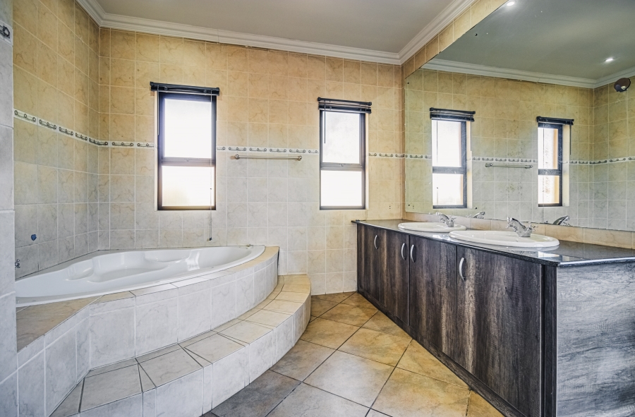 4 Bedroom Property for Sale in Glen Marais Gauteng