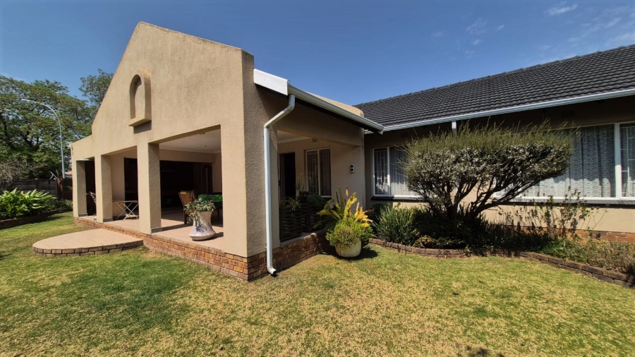 4 Bedroom Property for Sale in Crystal Park Gauteng