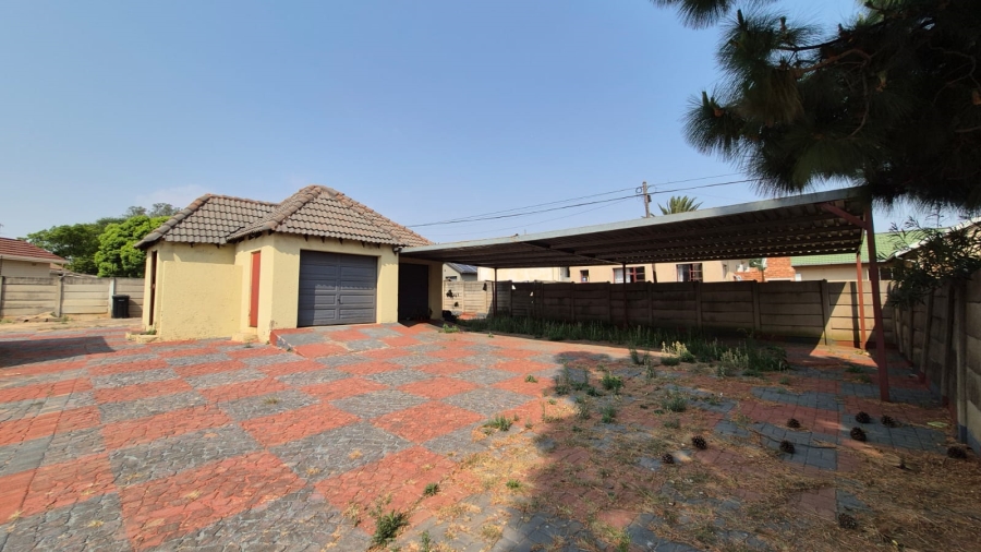5 Bedroom Property for Sale in Crystal Park Gauteng